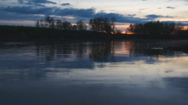 Suya yansıyan gökyüzü