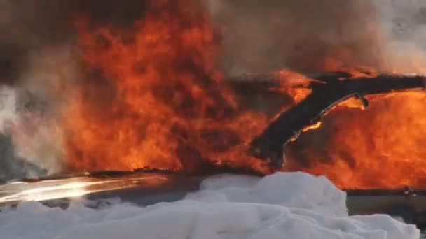 Автомобіль горить — стокове відео