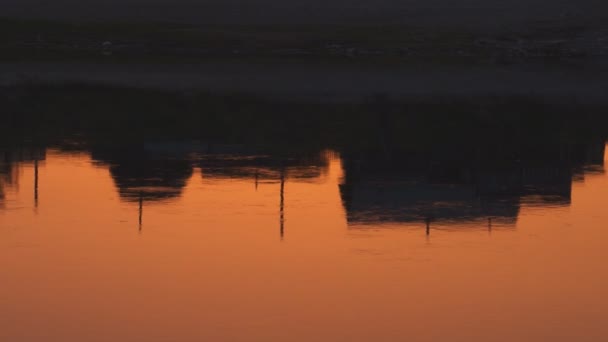 Maisons reflétées dans le fond de la rivière 