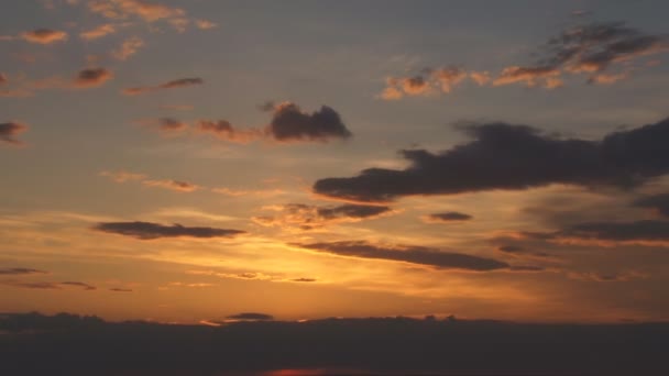 Nuvens rápidas e o pôr-do-sol da noite — Vídeo de Stock