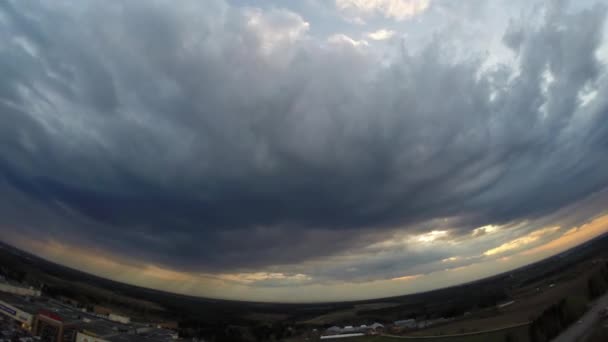 Nubes de lluvia se mueven a través del cielo de la noche — Vídeos de Stock