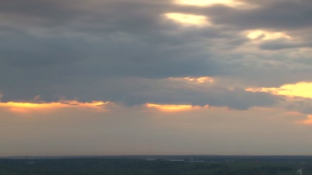 Por do sol e nuvens de chuva — Vídeo de Stock