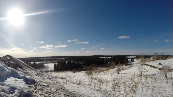 Molnen rör sig snabbt över himlen — Stockvideo