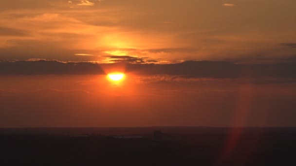 Zonsondergang over het bos in kan — Stockvideo