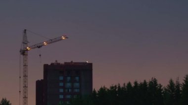 Bir fırtına sırasında vinç