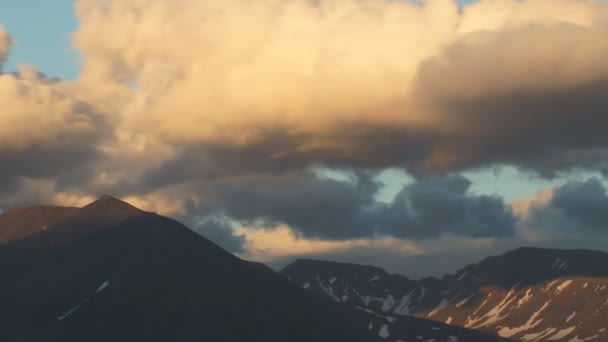 Nuvens rápidas sobre a montanha — Vídeo de Stock