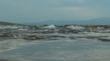 Gürültülü dağ nehir