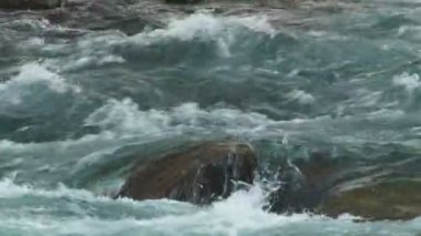 Temiz su hızlı Flowing dağ nehirdir