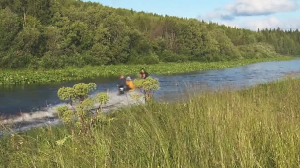 Snel Boatffloating in een kleine bos rivier — Stockvideo