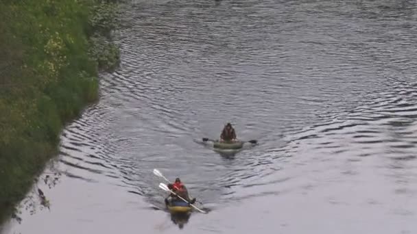 Touristes aviron rames en caoutchouc Bateaux — Video