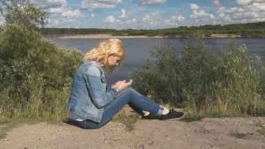 Kız Nehri yakınında telefonda konuşuyor