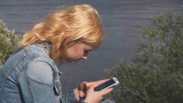 Dospívající dívka mluví na mobilním telefonu — Stock video