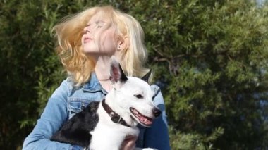 Küçük bir köpek tutan kız