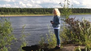 Üzerinde ve dürbün ile görünümlü kız duruyor