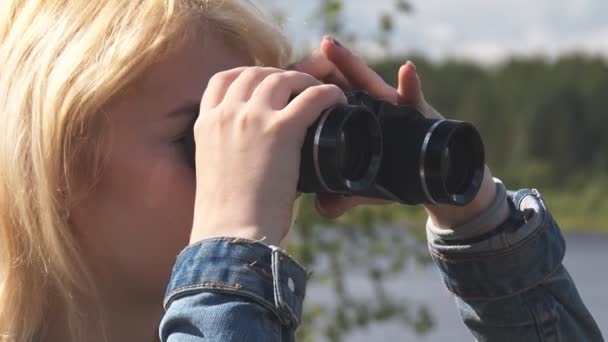 Gir Looking Through Binoculars — Stock Video