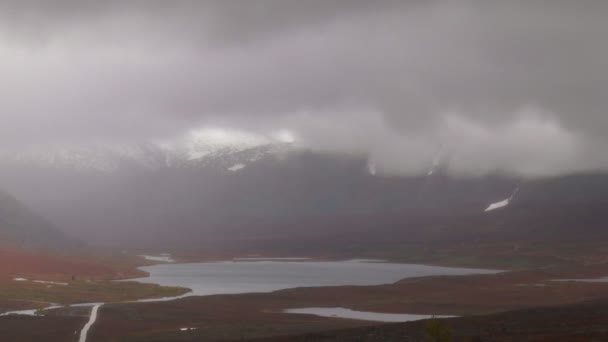 Lago de montaña y nubes — Vídeos de Stock