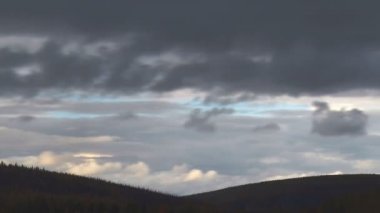 Bulutlar hızlı tepeler üzerinde hareket