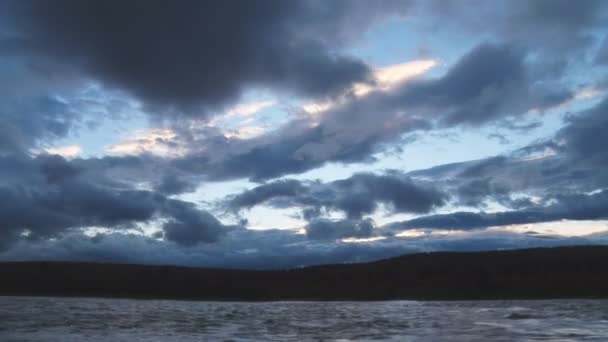 Γρήγορη σύννεφα και στον ποταμό — Αρχείο Βίντεο