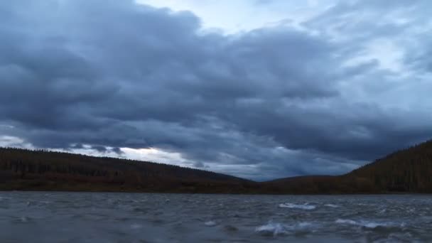 Ніч на річці — стокове відео