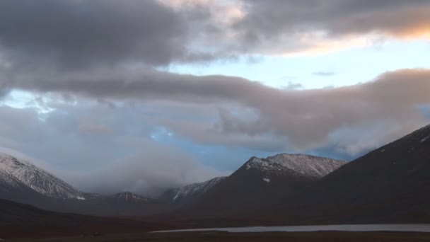 Ніч приходить в гори — стокове відео