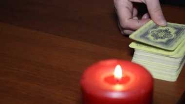Kadın kartları aracılığıyla Taro, fal kartların yanında yanan bir mum olduğunu