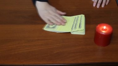 Kadın kartları aracılığıyla Taro, fal kartların yanında yanan bir mum olduğunu