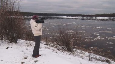 Kışın bir video kamera kadınla