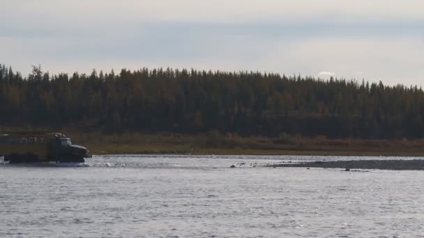 Camion traversant la rivière — Video