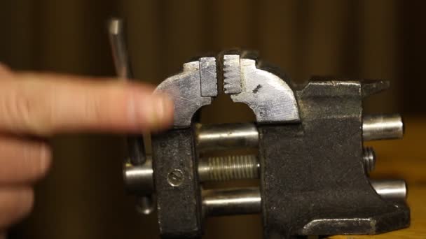 Vise poussant et déplaçant 