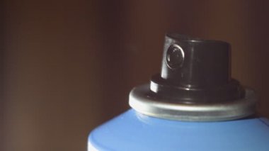 Aerosol sprey püskürtülür