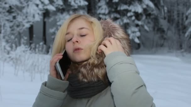 Menina falando no telefone — Vídeo de Stock