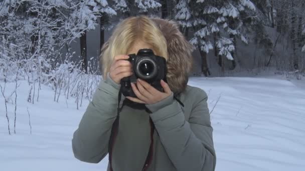 Chica fotografiada en el invierno — Vídeo de stock