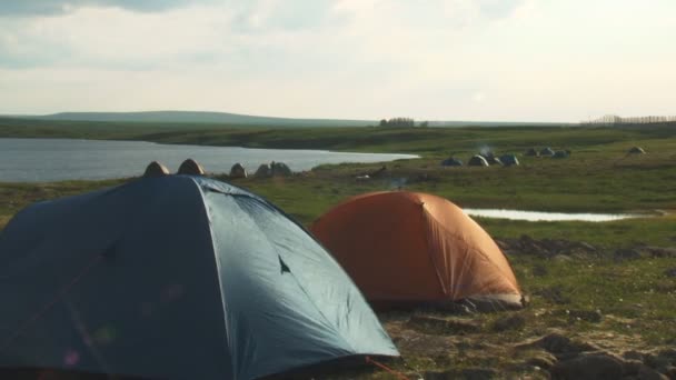 湖の近くのキャンプ場の観光客 — ストック動画