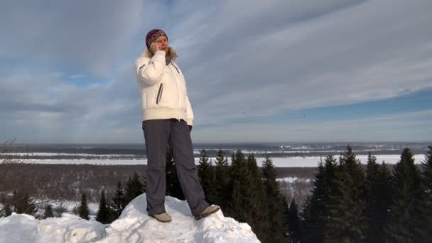 Žena hovoří k telefonu v zimě — Stock video