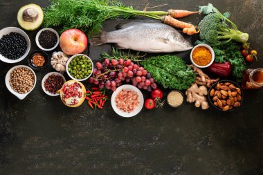 Sağlıklı gıda, temiz yeme seçimi: balık, meyve, sebze, tohum, süper yiyecek, mısır gevreği, eski mutfak masasının arka planındaki yaprak sebzesi fotokopi alanı. İnsanlar için sağlıklı yiyecekler