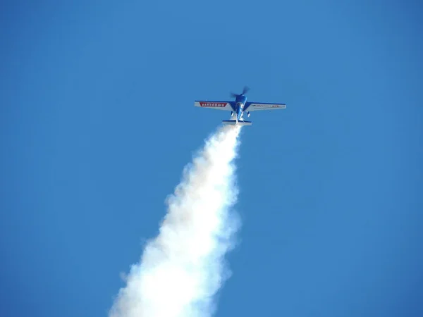 Avião Voando Para Cima Com Nuvem Cauda — Fotografia de Stock