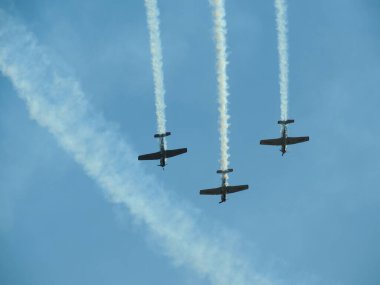 Dikey uçan üç klasik uçak.