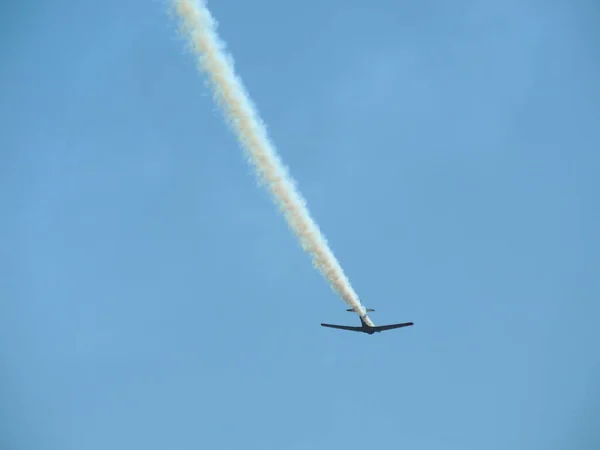 带着尾云的飞机 — 图库照片