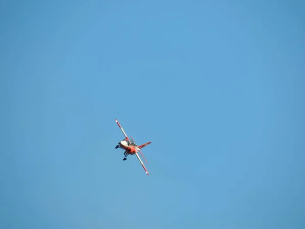 Avion Bancaire Dans Ciel Bleu — Photo