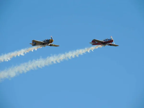 Two Vintage Planes Flying Parallel — Stock Photo, Image