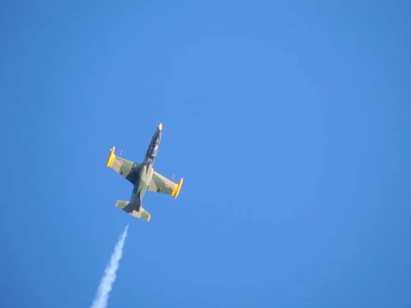 Военный Самолет Летит Рядом Вертикалью — стоковое фото