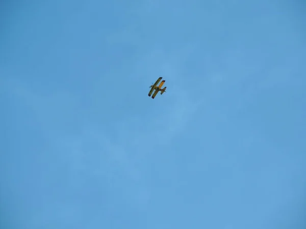 Жовтий Літак Небі — стокове фото