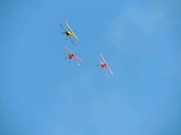 Drei Flugzeuge Fliegen Senkrecht Zusammen — Stockfoto