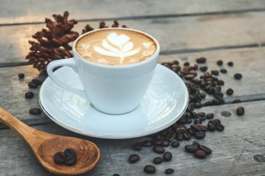 Kahve çekirdekli bir fincan cappucino. 