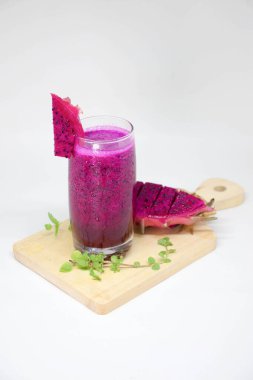 Bir bardak taze ejderha meyvesi suyu. 