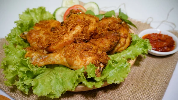 Індонезійська Кухня Ayam Goreng Laos Laos Fried Chicken Sambal Sauce — стокове фото