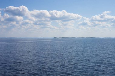 Gökyüzü ve su arasındaki ufuk