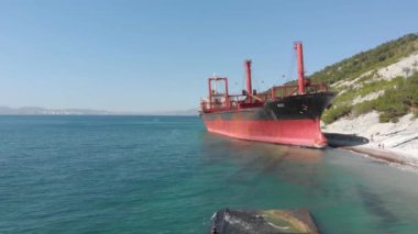 Gemi sahile yakın denizde karaya oturdu.