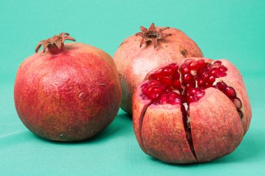 Beyaz arkaplanda izole edilmiş nar