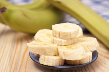 yeşil muz dilimleri ahşap arka plan ile